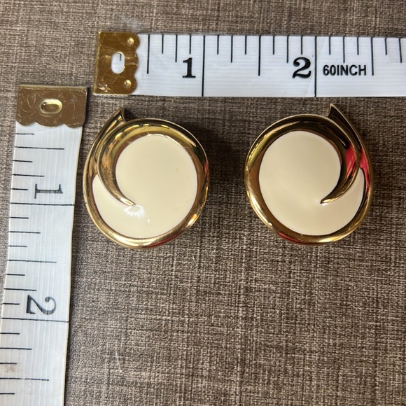 Monet Vintage Gold and Cream Earrings - Picture 6 of 8